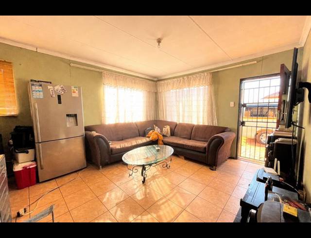 2 BEDROOM HOUSE FOR SALE IN PROTEA GLEN EXT